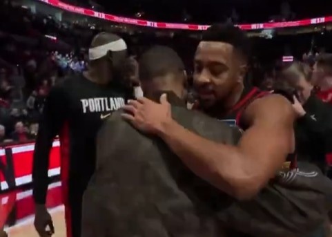 昔日开拓者双枪！麦科勒姆重回波特兰 赛后与利拉德拥抱致意