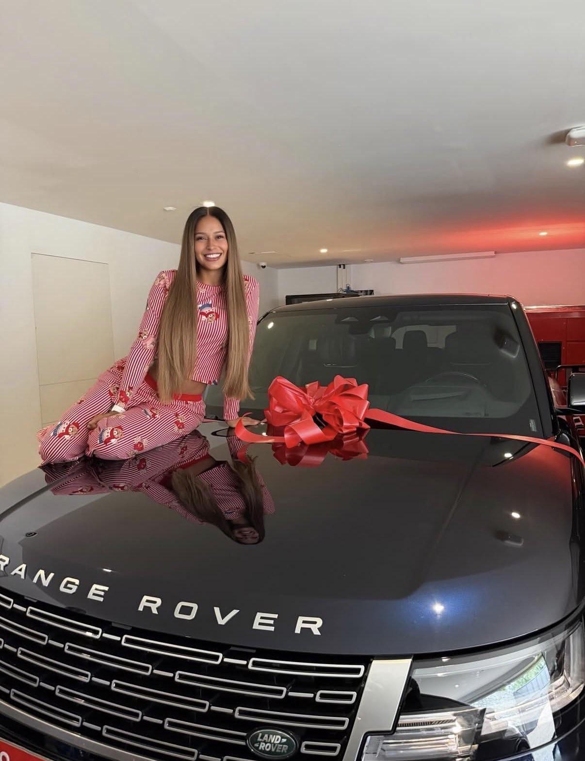 天天盈球即时比分直播-惊喜，拉菲尼亚给妻子送了一辆全新的路虎揽胜