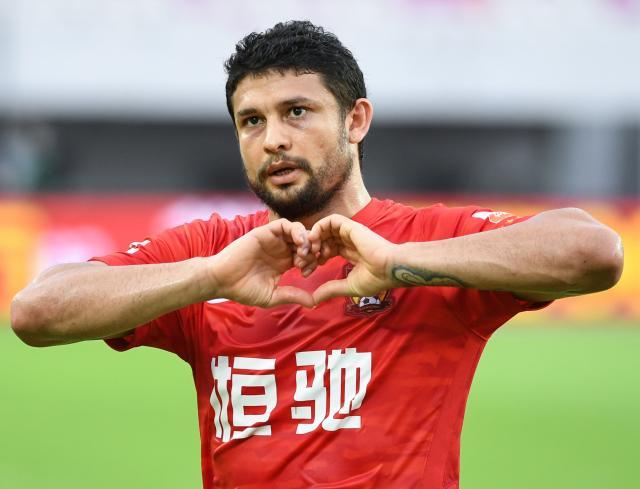 天天盈球APP-戴着帽子再进国足名单 艾神：要为国家队进更多球